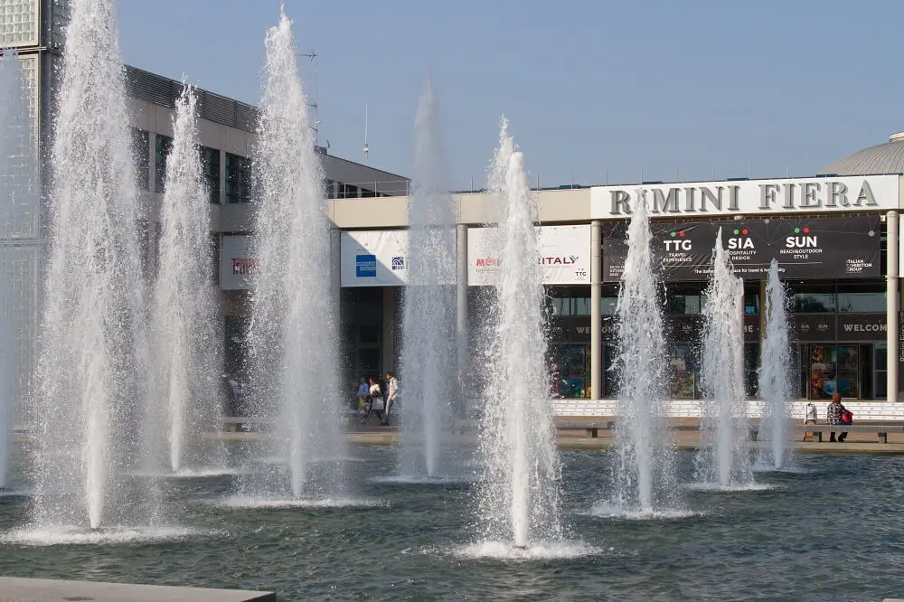 Fontane d'acqua davanti all'ingresso di Rimini Fiera.