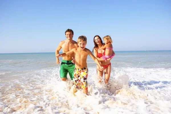 Famiglia che si diverte in acqua al mare.